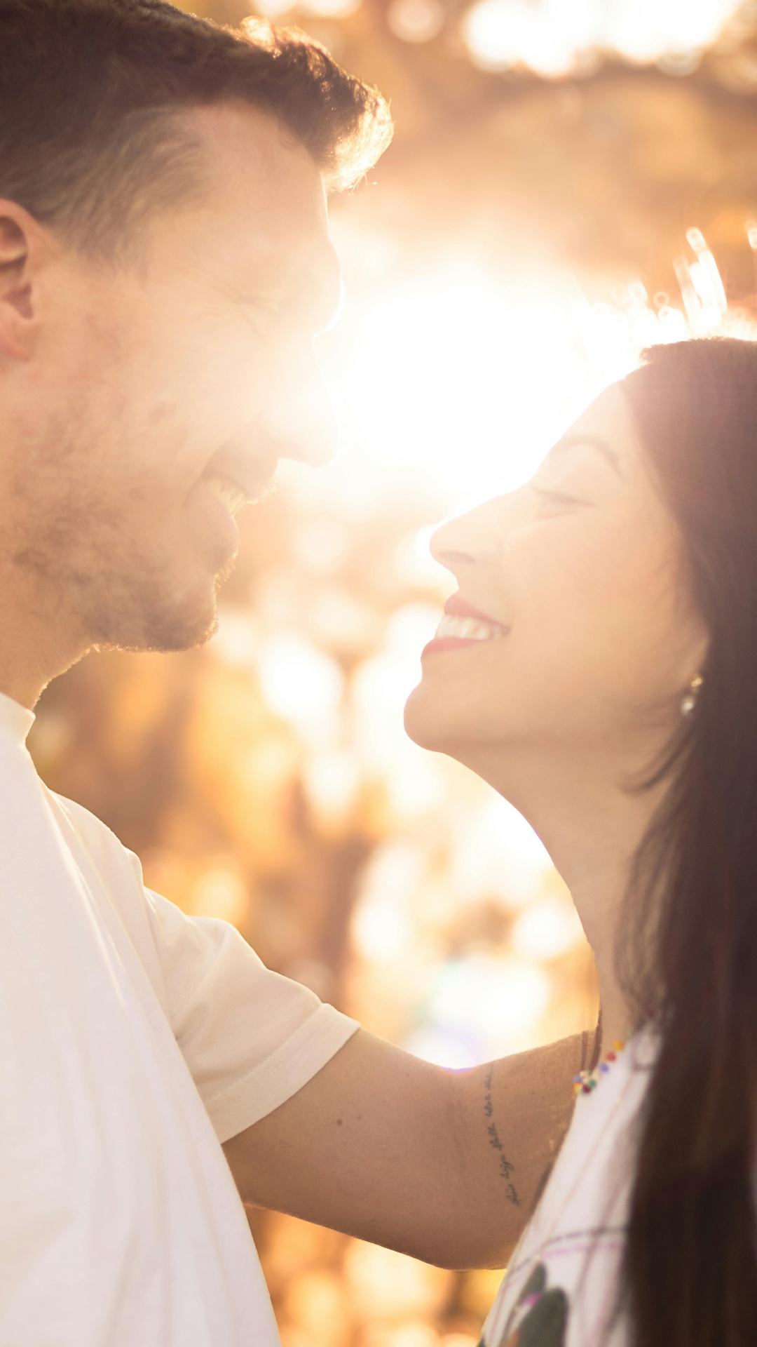 Femme consultant une application de rencontre avec sérénité