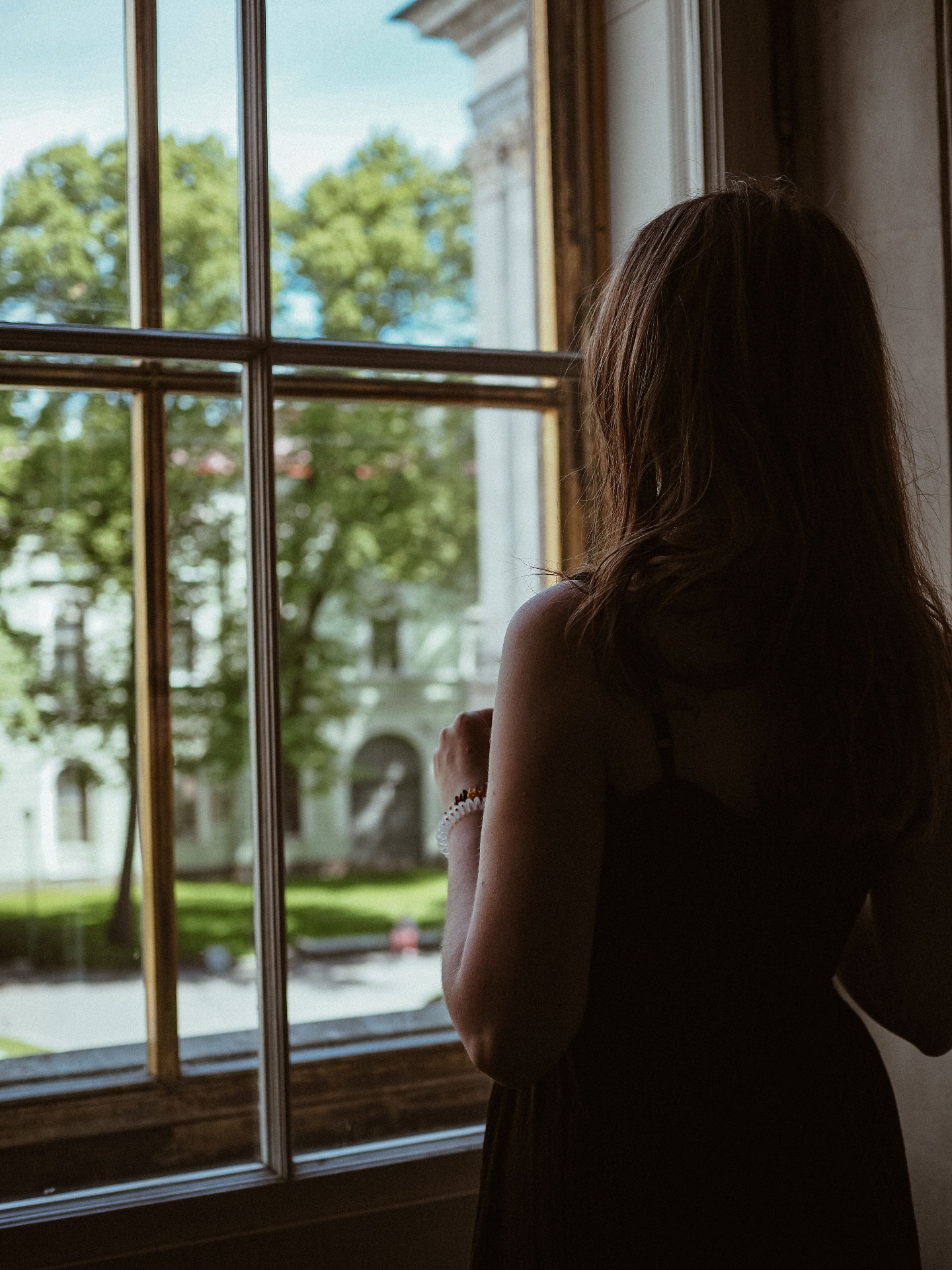 Femme élégante près d'une fenêtre
